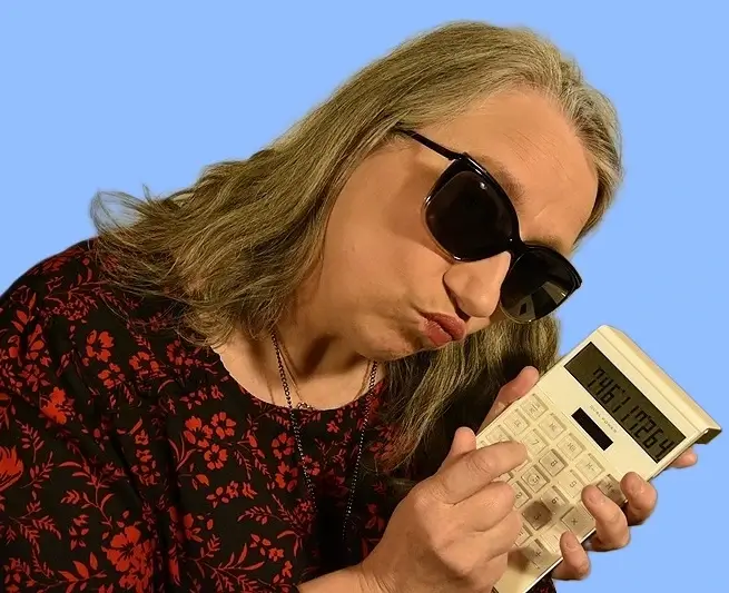 Nadège Fromentin Coaching avec calculatrice et lunettes de soleil